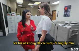 Rất khuyến khích! Ba người đàn ông và hai người phụ nữ cùng cô bé loli hư hỏng! Em gái siêu mềm mại, từng người một, đụ cái lồn mềm mại của em, và có một ông già đang quay phim bên cạnh em