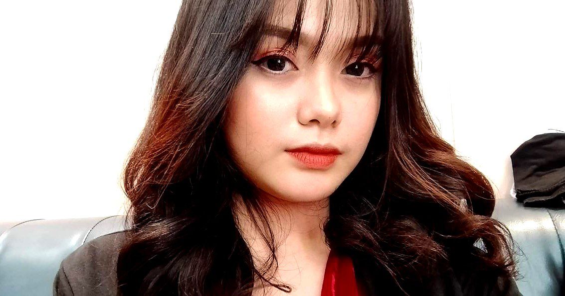 Cô gái trẻ tóc vàng đã quan hệ, đầu tiên là trò chuyện, chạm vào âm hộ, tán tỉnh, thổi kèn cho cô ấy, sau đó cưỡi cô ấy và quan hệ mạnh bạo...